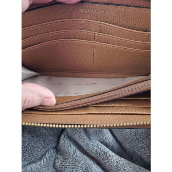 Michael Kors Jet Set Travel Large Continental Wristlet (Camel). - Picture 3 of 13